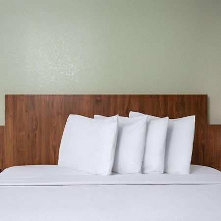 Ramada by Wyndham Altamonte Springs Hotel Bagian luar foto