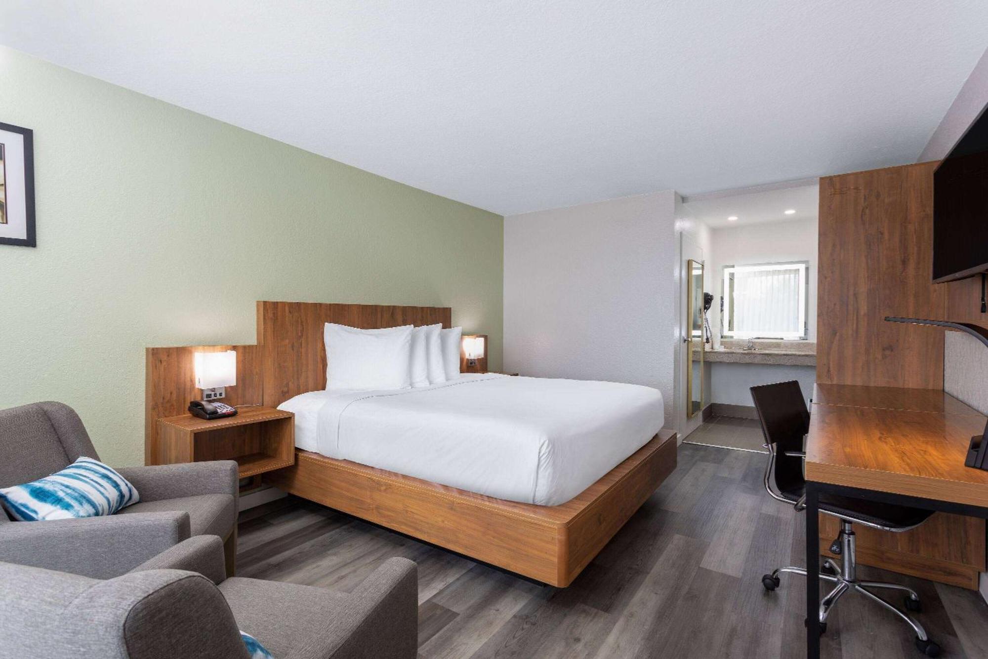 Ramada by Wyndham Altamonte Springs Hotel Bagian luar foto