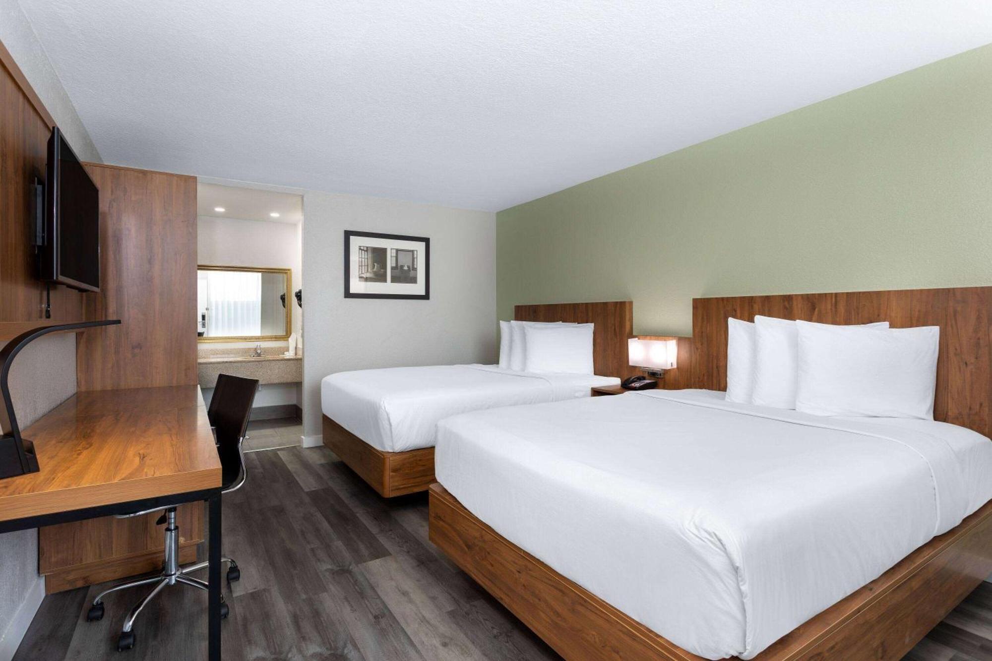 Ramada by Wyndham Altamonte Springs Hotel Bagian luar foto