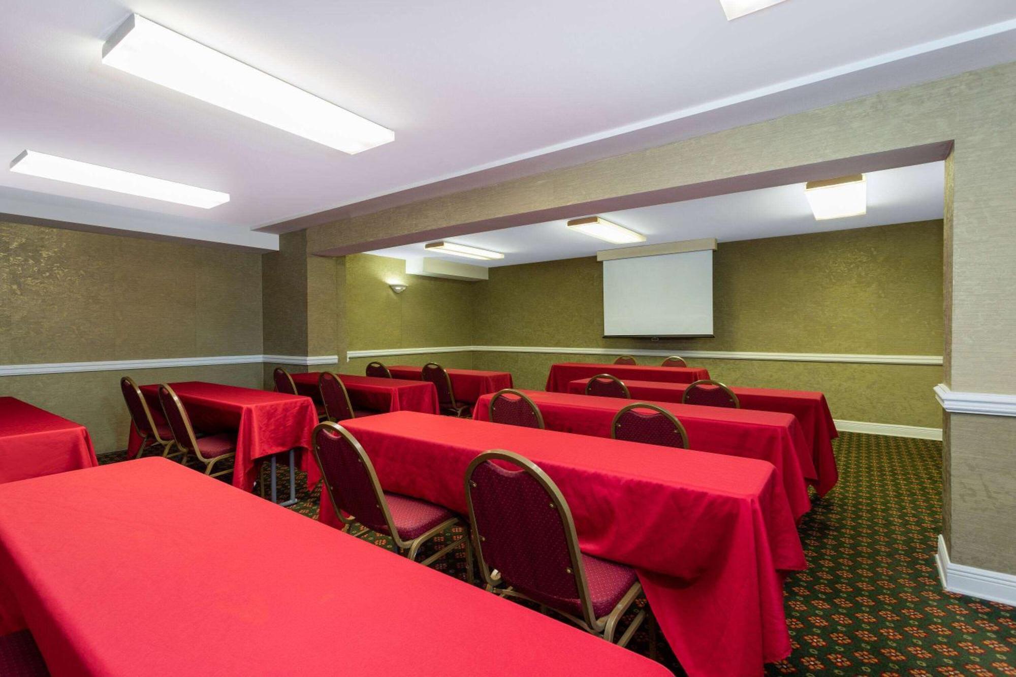 Ramada by Wyndham Altamonte Springs Hotel Bagian luar foto