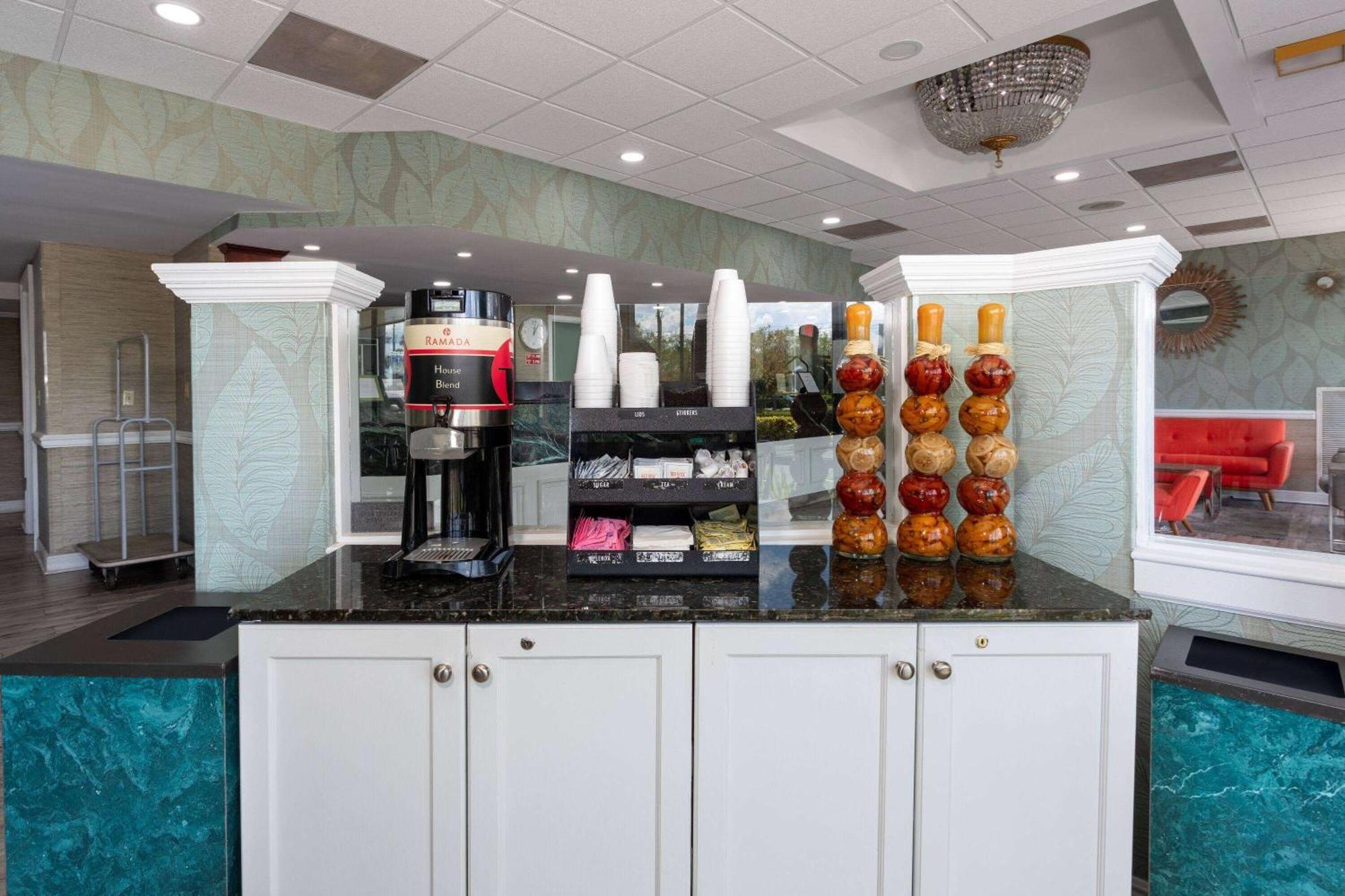 Ramada by Wyndham Altamonte Springs Hotel Bagian luar foto
