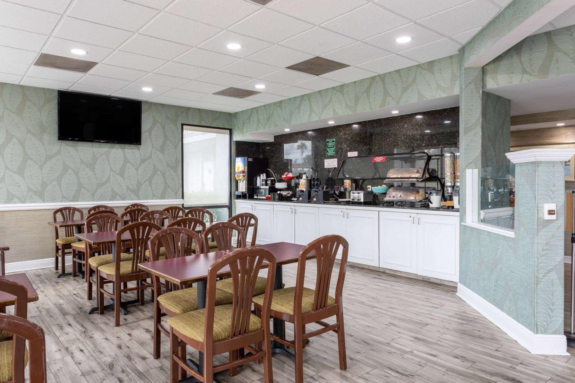 Ramada by Wyndham Altamonte Springs Hotel Bagian luar foto