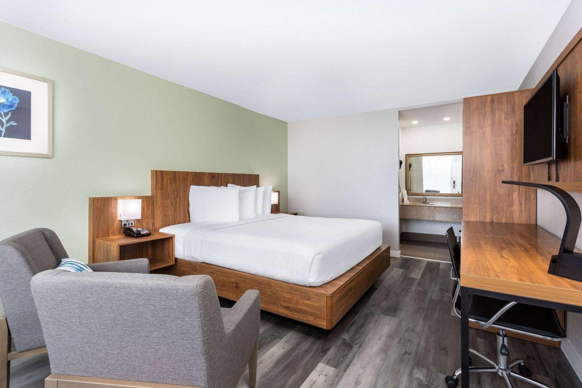 Ramada by Wyndham Altamonte Springs Hotel Bagian luar foto