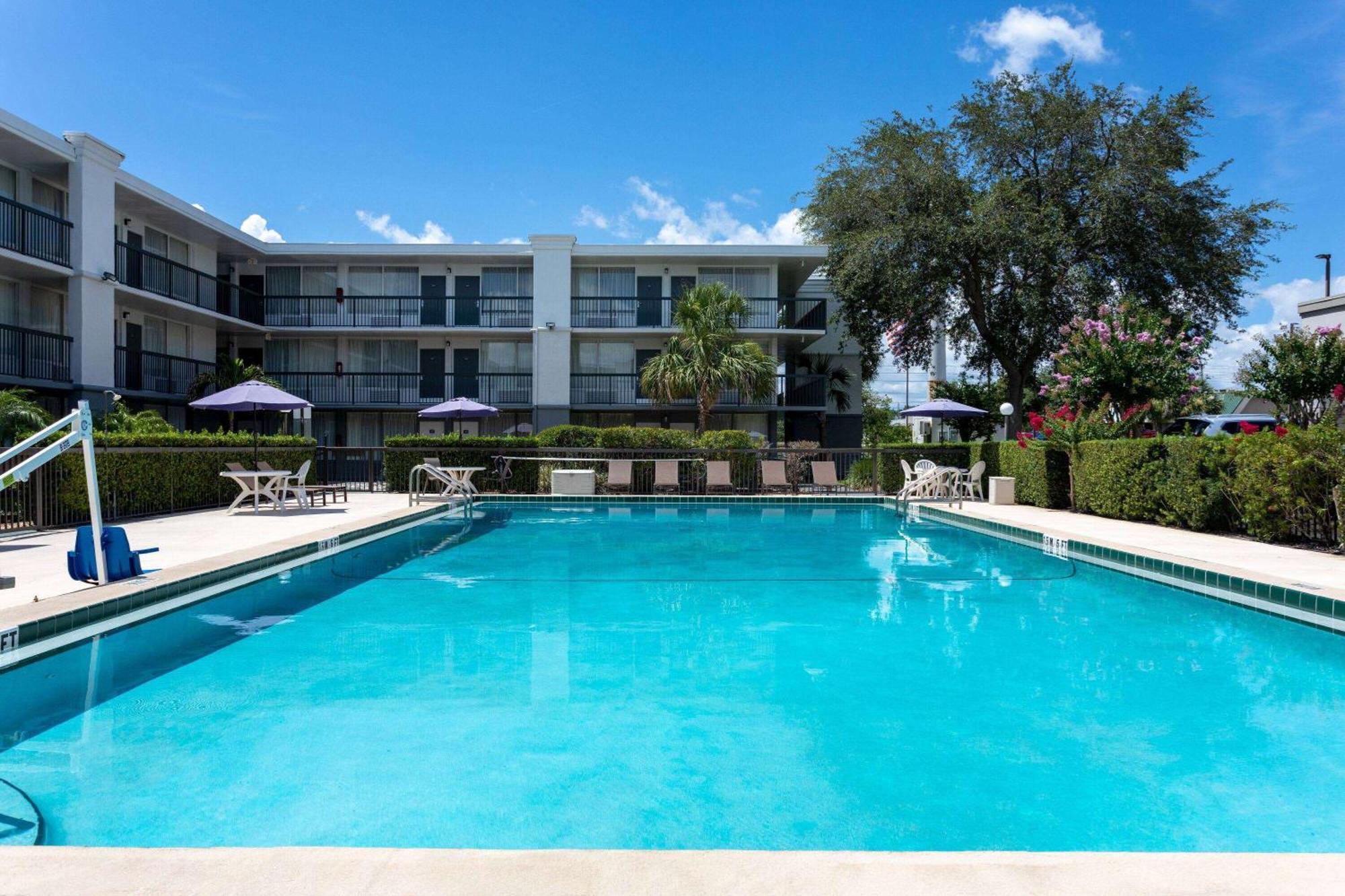 Ramada by Wyndham Altamonte Springs Hotel Bagian luar foto