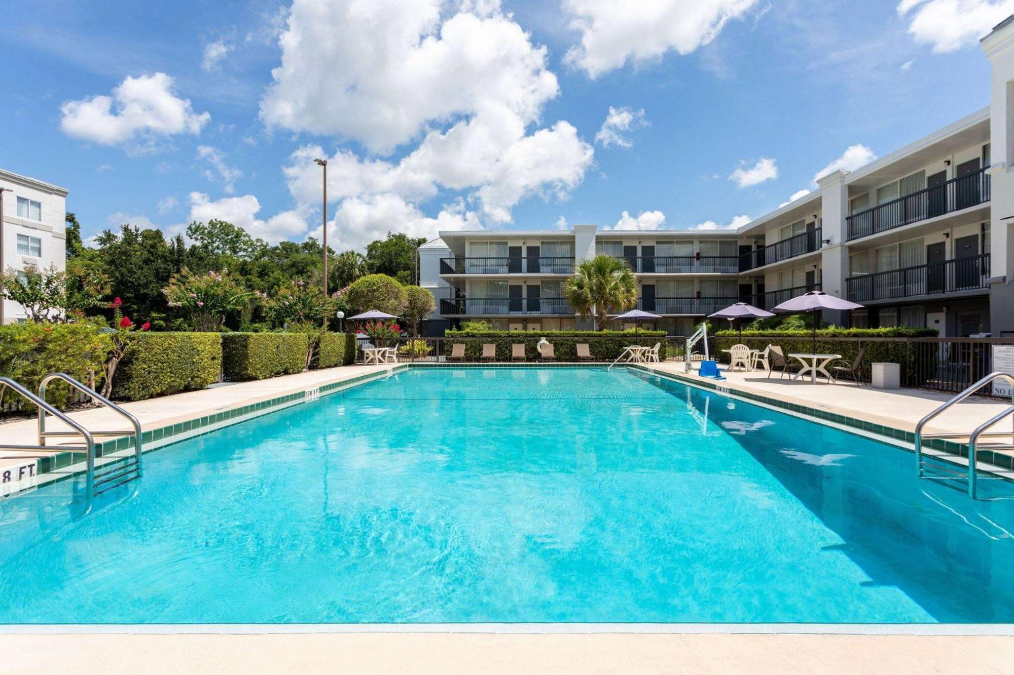 Ramada by Wyndham Altamonte Springs Hotel Bagian luar foto