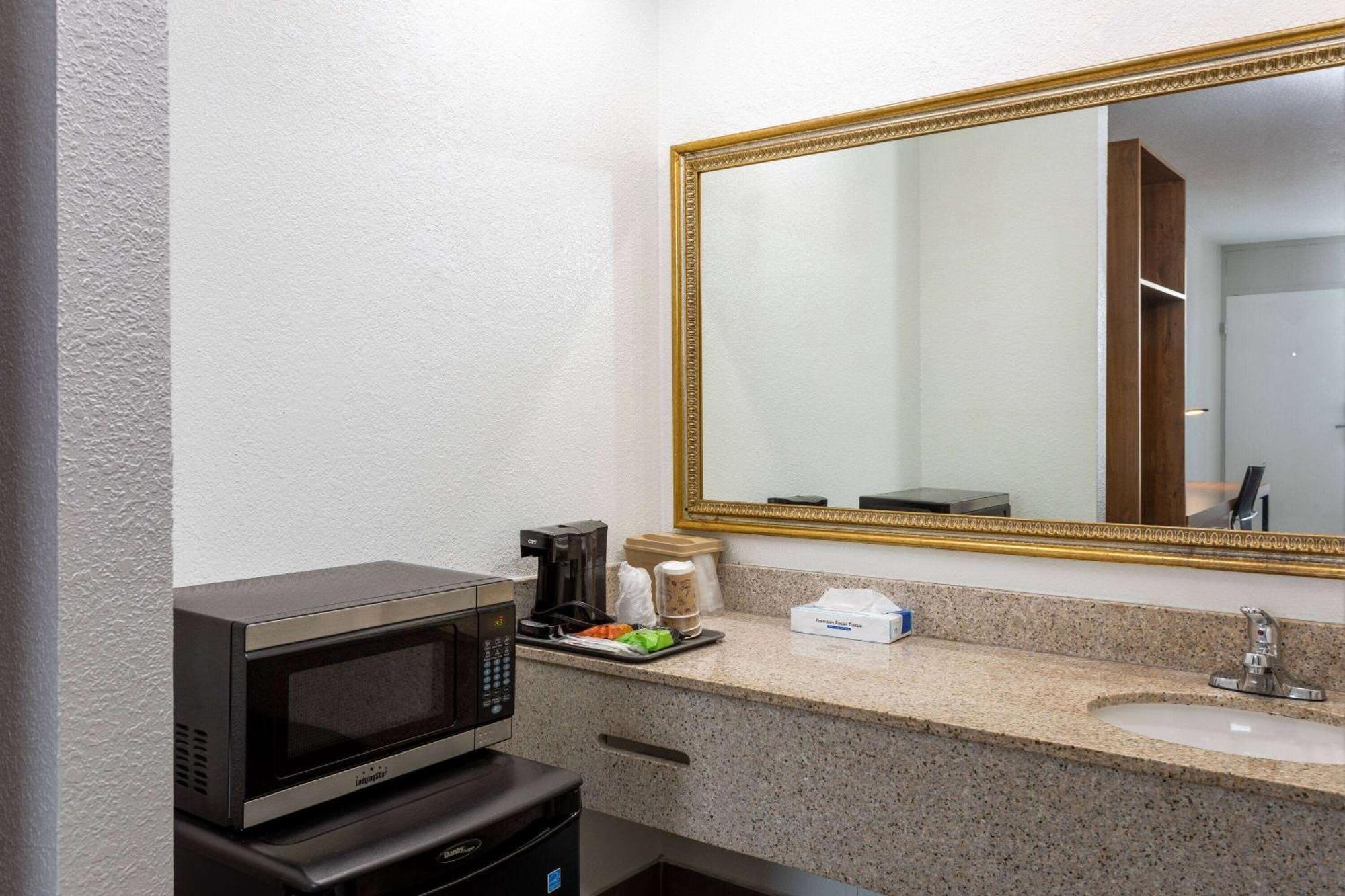 Ramada by Wyndham Altamonte Springs Hotel Bagian luar foto