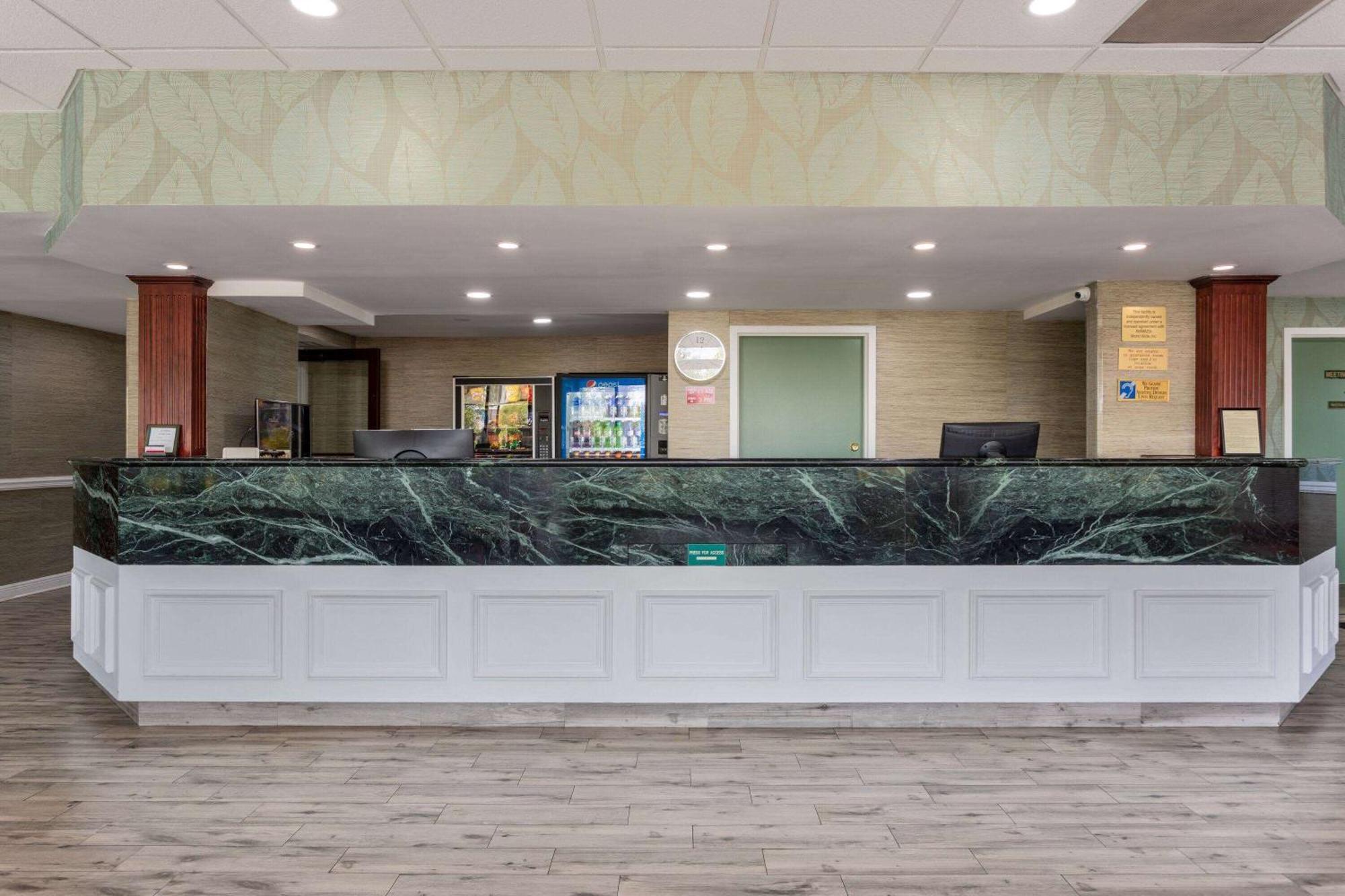 Ramada by Wyndham Altamonte Springs Hotel Bagian luar foto